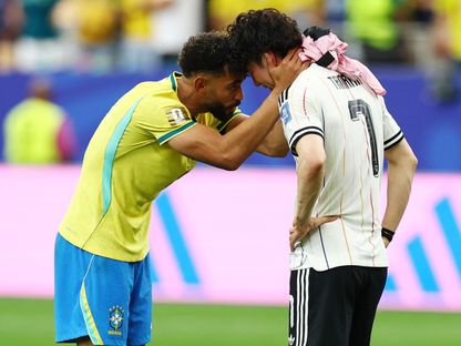 ماتيوس كونيا رفقة آو تاناكا بعد مباراة اليابان والبرازيل في كأس العالم - 29 يونيو 2026 - Reuters