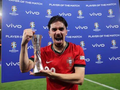 فيتينيا يتسلم جائزة أفضل لاعب في مباراة البرتغال والتشيك بيورو 2024 الثلاثاء 18 يونيو 2024 - UEFA/x