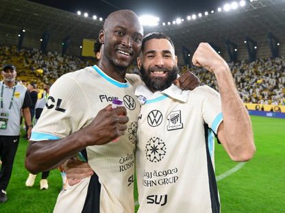 احتفال كريم بنزيما مع زميله دانيلو بتأهل الاتحاد إلى ربع نهائي كأس الملك - 28 أكتوبر 2025 - X/@KingCupSA