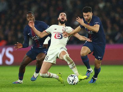 صراع على الكرة بين نبيل بن طالب وغونسالو راموس خلال مباراة بين ليل وباريس سان جيرمان - 16 يناير 2026 - REUTERS