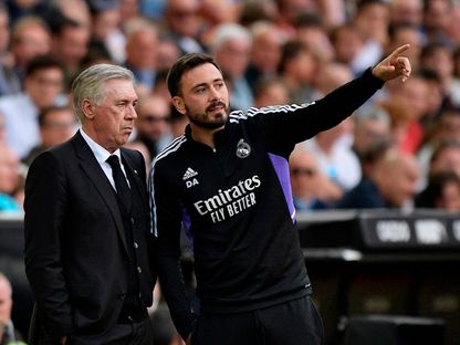 كارلو أنشيلوتي مدرب ريال مدريد ونجله دافيدي خلال لقاء فالنسيا في الدوري الإسباني - 21 مايو 2023 - Reuters
