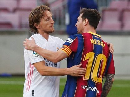 لوكا مودريتش وليونيل ميسي بعد مباراة بين ريال مدريد وبرشلونة - 24 أكتوبر 2020 - Reuters