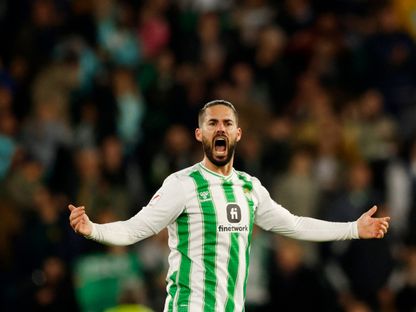 إيسكو لاعب ريال بيتيس يحتفل بتسجيل هدف في مرمى برشلونة بالدوري الإسباني - 21 يناير 2024 - Reuters