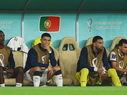 روي باتريسيو حارس البرتغال إلى جانب كريستيانو رونالدو خلال مواجهة المغرب - 10 ديسمبر 2022 - Reuters