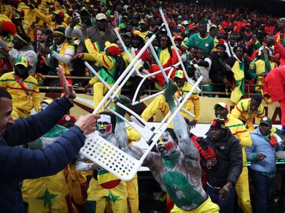 مشجعون للسنغال يشتبكون مع الشرطة بعد احتساب ركلة جزاء للمغرب - 18 يناير 2026 - Reuters