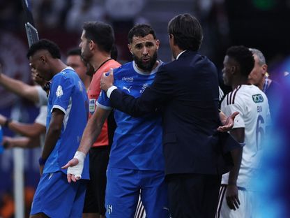 إنزاغي مدرب الهلال يصافح كريم بنزيما عند استبداله أمام الفيصلي - 14 أغسطس 2026 - Reuters