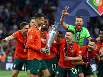 كريستيانو رونالدو يحمل كأس دوري الأمم الأوروبية أمام زملائه بعد فوز البرتغال على إسبانيا في النهائي - 8 يونيو 2025 - Reuters