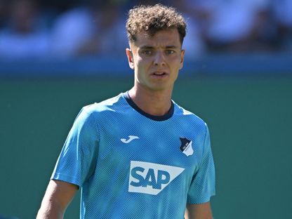 فيسنيك أصلاني مهاجم هوفنهايم خلال مواجهة هانزا روستوك بالدوري الألماني - 18 أغسطس 2025 - REUTERS