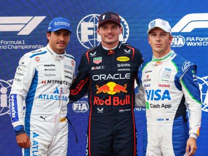 ماكس فرشتابن (في المنتصف) مع ليام لوسون (إلى اليمين) وكارلوس ساينز (إلى اليسار) بعد التجارب التأهيلية في جائزة أذربيجان لفورمولا 1 - 20 سبتمبر 2025 - X/@F1