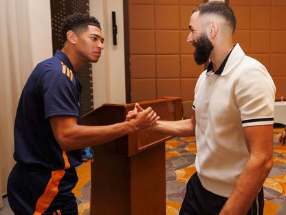 كريم بنزيما يحيّي جود بيلينغهام خلال زيارته مقرّ إقامة ريال مدريد في جدة - 9 يناير 2025 - realmadrid.com