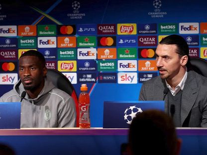 زلاتان إبراهيموفيتش المستشار الرياضي لميلان، والمدافع فيكايو توموري خلال مؤتمر صحافي عشية مواجهة فينورد في  دوري أبطال أوروبا - 17 فبراير 2025 - acmilan.com