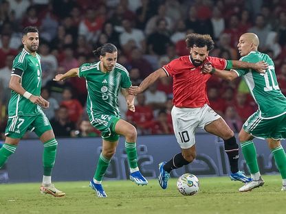 محمد صلاح يحاول الاحتفاظ بالكرة خلال مباراة منتخب مصر والجزائر الودية  - AFP