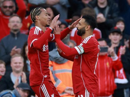 محمد صلاح يحتفل بهدفه ضد أتلتيك بيلباو رفقة هوغو إيكيتيكي - 4 أغسطس 2025 - Reuters