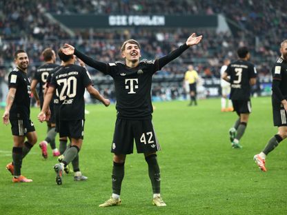 لينارت كارل لاعب بايرن ميونيخ يحتفل بهدفه في مرمى بوروسيا مونشنغلادباخ في الدوري الألماني - 25 أكتوبر 2025 - Reuters