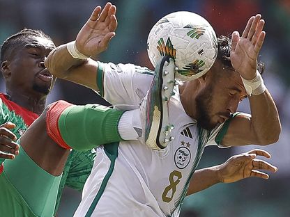 صراع على الكرة خلال مباراة بين الجزائر وبوركينا فاسو في كأس الأمم الإفريقية - 20 يناير 2024 - AFP
