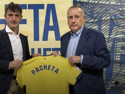 المدرب خوسيه مارتن باتشيتا في مؤتمر تقديمه لجمهور نادي فياريال - Villarreal/web
