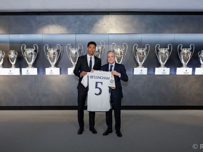 رئيس ريال مدريد فلورنتينو بيريز وجود بيلينغهام يحملان الرقم 5 - 15 يونيو 2023 - realmadrid.com