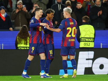 لاعب برشلونة لامين يامال يحتفل بالتسجيل ضد كوبنهاغن مع روبرت ليفاندوفسكي وداني أولمو في دوري أبطال أوروبا - 28 يناير 2026 - Reuters