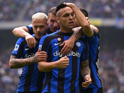 لاعبو إنتر يحتفلون بعد تسجيل لاوتارو مارتينيز هدفاً في مرمى سالرنيتانا - 16 أكتوبر 2022 - TWITTER/@Inter