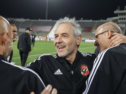 مدرب الأهلي مارسيل كولر يحتفل مع طاقمه الفني بالتأهل إلى نصف نهائي دوري أبطال إفريقيا بعد المباراة ضد الرجاء - 29 أبريل 2023 - Twitter/@AlAhly