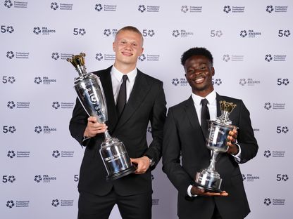 إرلينغ هالاند وجائزة لاعب العام في الدوري الإنجليزي وإلى جواره بوكايو ساكا الفائز بحائزة أفضل لاعب شاب - https://twitter.com/PFA