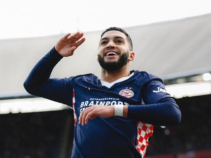 احتفال المغربي إسماعيل الصيباري بتسجيل هدف لآيندهوفن في مرمى فينورد روتردام بالدوري الهولندي - 26 أكتوبر 2025 - X/@PSV