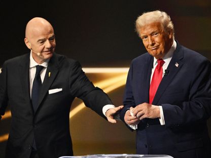 الرئيس الأميركي دونالد ترمب ورئيس فيفا جياني إنفانتينو خلال مراسم سحب قرعة كأس العالم 2026 - 5 ديسمبر 2025 - Reuters