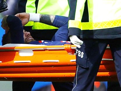 نيمار يغادر الملعب على نقالة طبية بعد إصابته أمام ليل في الدوري الفرنسي - 17 فبراير 2023 - reuters