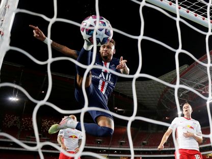 نيمار دا سيلفا لاعب باريس سان جيرمان في مباراة فريقه ضد لايبزيغ في نصف نهائي دوري أبطال أوروبا - 18 أغسطس 2020 - reuters