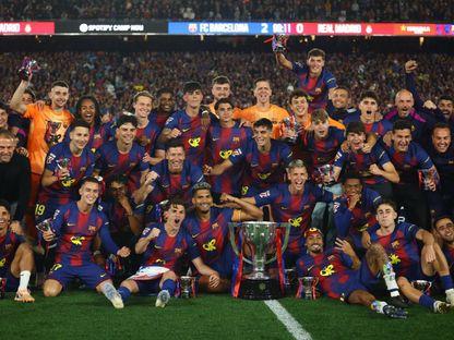 لاعبو برشلونة يحتفلون بلقب الدوري الإسباني بعد الفوز على ريال مدريد - 10 مايو 2026 - Reuters