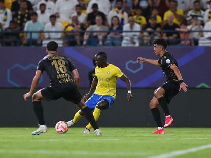 ساديو ماني لاعب النصر بين مدافعين من نادي التعاون خلال مباراة الفريقين بالدوري السعودي - 18 أغسطس 2023 - twitter/AlNassrFC