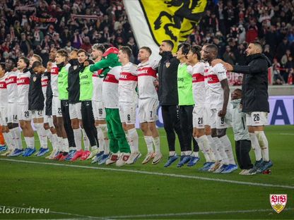 لاعبو شتوتغارت يحتفلون مع جمهورهم بالفوز على بوروسيا دورتموند - 11 نوفمبر 2023 - twitter/VfB