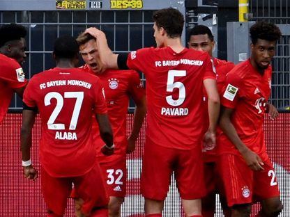 لاعبو بايرن ميونيخ الألماني يحتفلون بتسجيل هدف في شباك بوروسيا دورتموند - AFP