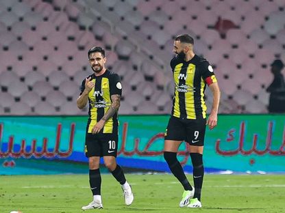 كريم بنزيما نجم نادي الاتحاد أثناء شعوره بآلام بعد تسجيل هدف في مرمى الخليج بالدوري السعودي - 30 نوفمبر 2023 - X/@SPL