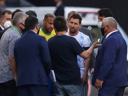 ميسي ونيمار يتحدثان مع المسؤولين بعد إيقاف مباراة البرازيل والأرجنتين في تصفيات كأس العالم في سبتمبر - REUTERS