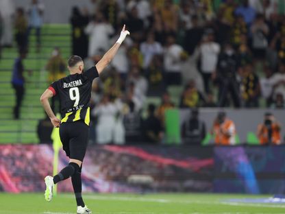 احتفال كريم بنزيما لاعب نادي الاتحاد بأحد أهدافه في مرمى أبها بالدوري السعودي - 10 نوفمبر 2023  - X/@SPL