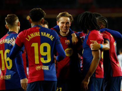 فرينكي دي يونغ لاعب برشلونة يحتفل مع زملائه بالتسجيل أمام فالنسيا في الدوري الإسباني - 26 يناير 2025 - Reuters