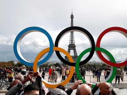 الحلقات الأولمبية أمام برج إيفل في العاصمة الفرنسية باريس - 16 سبتمبر 2017 - REUTERS