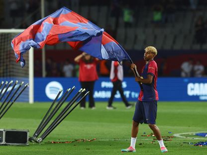 لامين يامال يرفع علماً لدى احتفال برشلونة بلقبه في الدوري الإسباني إثر مباراة ضد فياريال - 18 مايو 2025 - Reuters