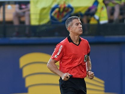 الحكم الإسباني إيغناسيو إيغليسياس فيانويفا في مباراة فياريال وبلد الوليد - 30 سبتمبر 2018 - AFP