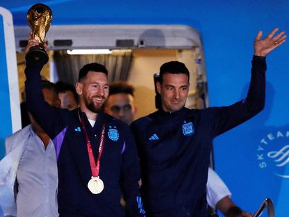 مدرب الأرجنتين ليونيل سكالوني وقائد الفريق ليونيل ميسي لحظة وصول المنتخب بوينس آيرس بعد الفوز بكأس العالم - 20 ديسمبر 2022 - REUTERS