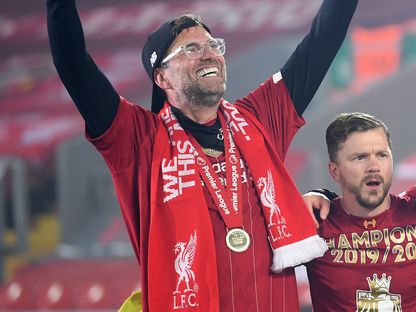 مدرب ليفربول الألماني يورغن كلوب يحتفل بتسلم فريقه كأس الدوري الإنجليزي الممتاز  - AFP