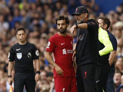 يورجن كلوب يعطي تعليمات لمحمد صلاح خلال مباراة ليفربول ضد إيفرتون - 3 سبتمبر  2022 - Action Images via Reuters