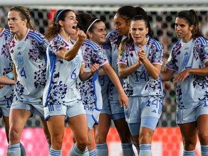 آيتانا بونماتي (رقم 6) تحتفل مع زميلاتها بعد تسجيلها الهدف الثالث لإسبانيا في مرمى سويسرا - 5 أغسطس 2023 - AFP