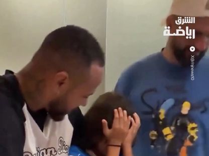 نجل مارسيليو يبكي عند مقابلة نيمار - Asharq/tv