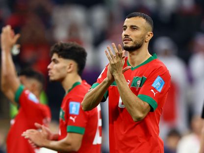 رومان سايس قائد المغرب يحيي الجماهير بعد نهاية مباراة فرنسا في نصف نهائي كأس العالم - 14 ديسمبر 2022 - reuters