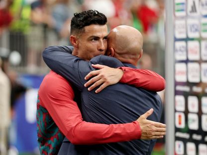 القائد كريستيانو رونالدو والمدرب روبيرتو مارتينيز يحتفلان بفوز البرتغال على أوزبكستان في كأس العالم - 23 يونيو 2026 - Reuters