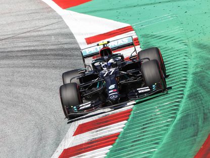 سائق مرسيدس الفنلندي فالتيري بوتاس يقود سيارته خلال سباق التجارب الرسمية الخاصة بجائزة النمسا الكبرى - AFP