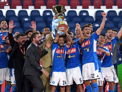 لاعبو نابولي يحتفلون بالتتويج بكأس إيطاليا - REUTERS