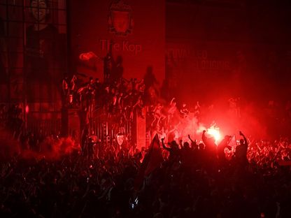 احتفالات جماهير "ليفربول" بعد الفوز بلقب الدوري الإنجليزي الممتاز - AFP